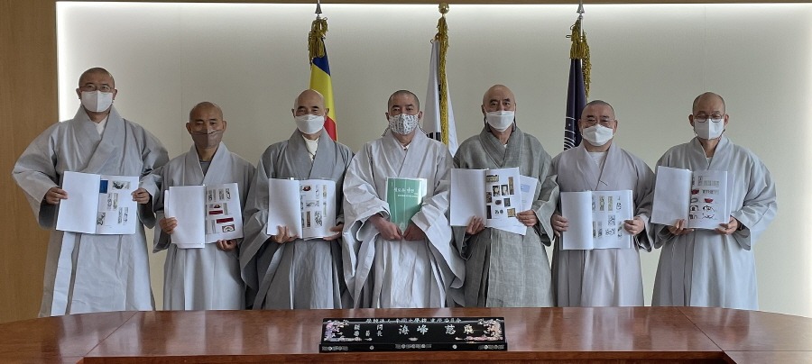 포교와 전법의 마중물이 될 특별 선서화전 추진위원회 대표 스님들. 왼쪽부터 불교신문사 주간 오심스님, 삼보사찰 천리순례단장 원명스님, 총도감 호산스님, 추진위원장 돈관스님, 금강회 회장 보인스님, 법화회 회장 성행스님, 아름다운동행 상임이사 일화스님.