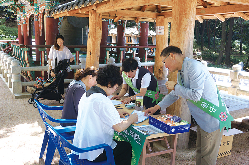 조계종 승려복지회 직원들이 사찰에 직접 방문해 승보공양 후원 캠페인을 진행하는 모습. 불교신문 자료사진