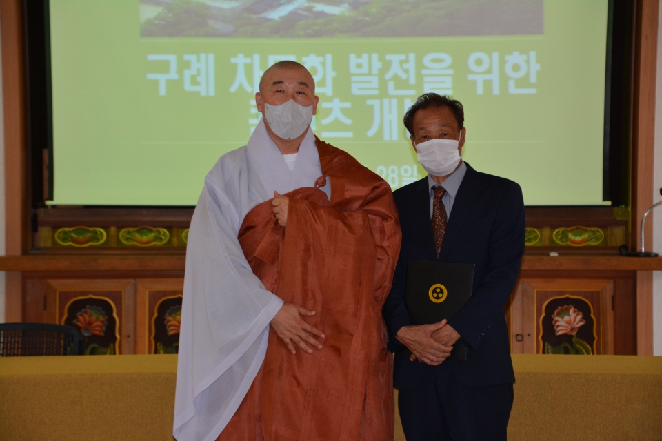(사)화엄불교차문화협회 초대이사장 덕문스님과 박일권 협회장
