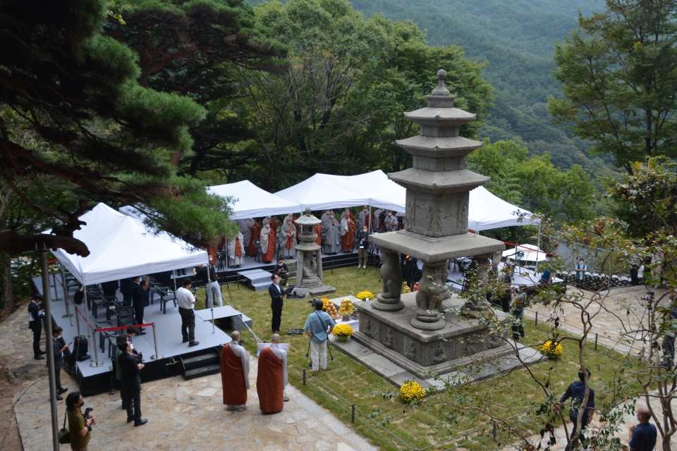 화엄사 효대 4사자삼층석탑과 석등이 해체복원불사를 마치고 회향법회를 봉행했다