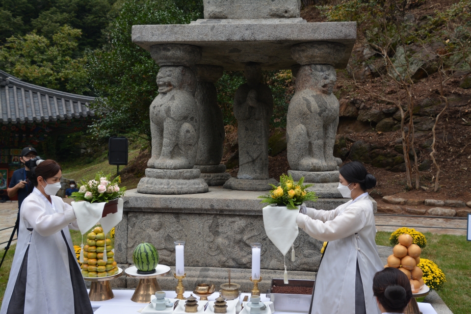 화엄사 화엄선다회가 4사자삼층석탑에 향과 차, 꽃을 공양하는 헌다의식을 하고있다.