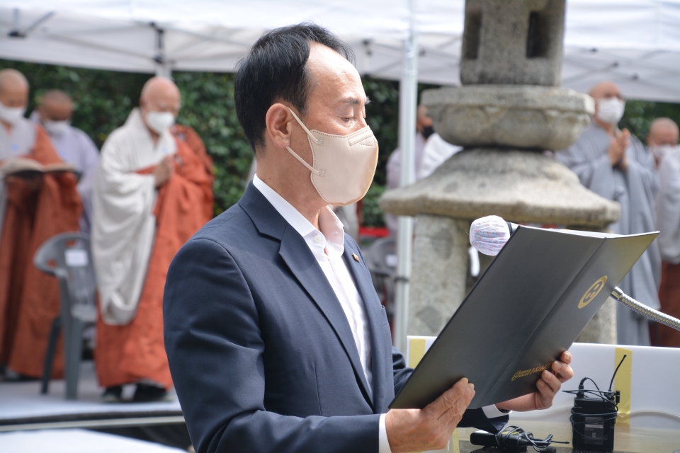 장길선 화엄사 신도회장 발원문 낭독