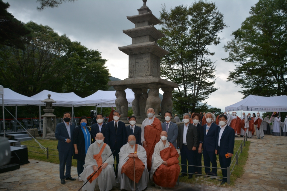 효대 4사자삼층석탑 해체복원불사 회향법회를 마치고 대중스님과 단체장들이 기념촬영을 하고있다