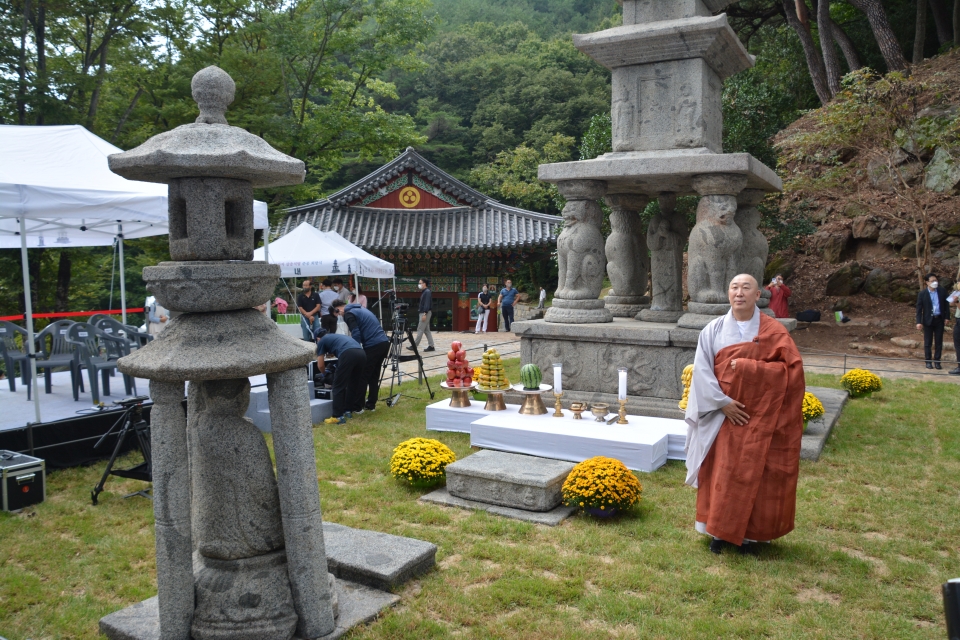 화엄사 주지 덕문스님이 새로 단장한 효대를 둘러보고있다