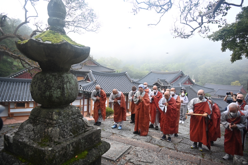 10월1일 입재를 마친 삼보사찰 천리순례단은 송광사를 출발, 423km 대장정에 나선다. 순례단이 일주문을 벗어나 사성암으로 향하고 있다.