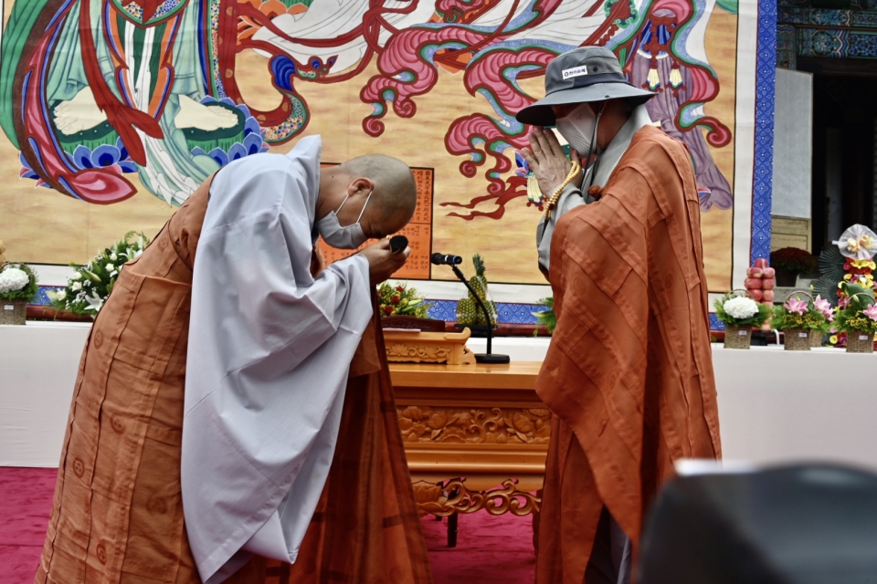 10월1일 입재를 마친 삼보사찰 천리순례단은 송광사를 출발, 423km 대장정에 나선다. 순례단이 일주문을 벗어나 사성암으로 향하고 있다.