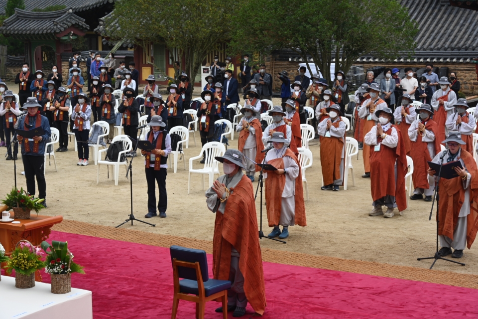 10월1일 입재를 마친 삼보사찰 천리순례단은 송광사를 출발, 423km 대장정에 나선다. 순례단이 일주문을 벗어나 사성암으로 향하고 있다.