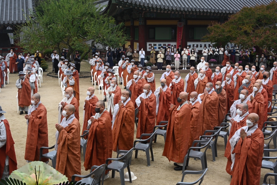 10월1일 입재를 마친 삼보사찰 천리순례단은 송광사를 출발, 423km 대장정에 나선다. 순례단이 일주문을 벗어나 사성암으로 향하고 있다.
