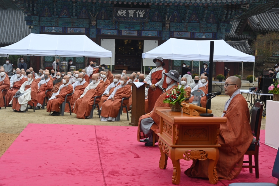 10월1일 입재를 마친 삼보사찰 천리순례단은 송광사를 출발, 423km 대장정에 나선다. 순례단이 일주문을 벗어나 사성암으로 향하고 있다.