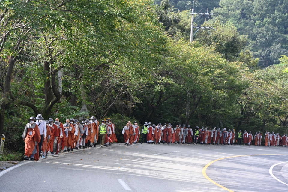 10월1일 입재를 마친 삼보사찰 천리순례단은 송광사를 출발, 423km 대장정에 나선다. 순례단이 일주문을 벗어나 사성암으로 향하고 있다.