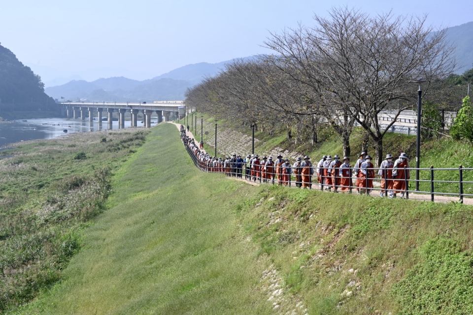 삼보사찰 천리순례 둘째 날인 10월2일 순례단이 섬진강 벚꽃길을 지나고 있다.