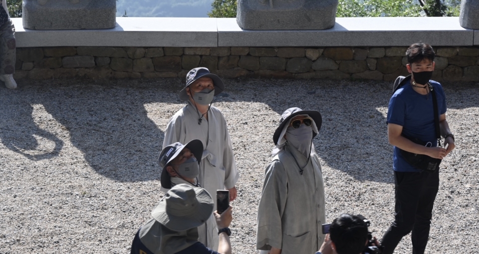 상월선원 결사 회주 자승스님이 사성암을 찾았다. 약사전을 올라 보고 있는 자승스님.