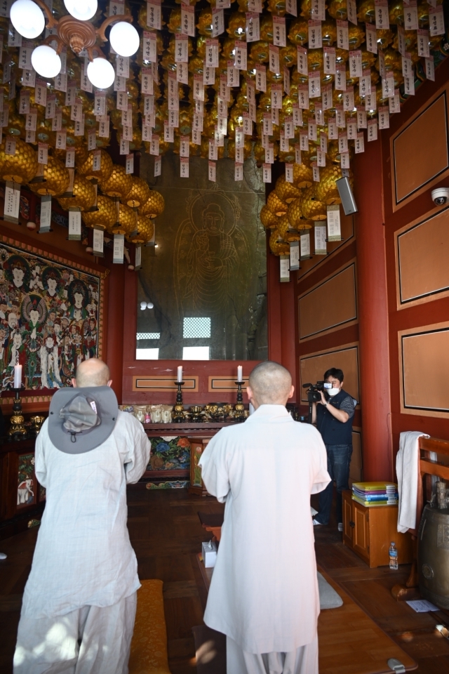 사성암을 참배하는 순례 대표단.