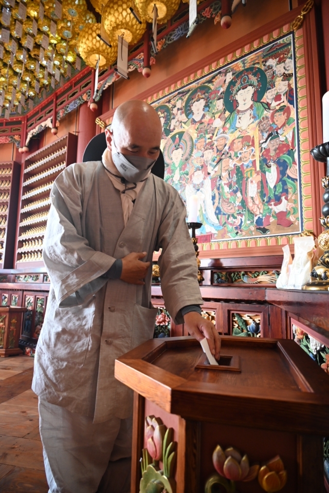 총도감 호산스님이 순례단을 대표해 사성암 약사전에 불전했다.