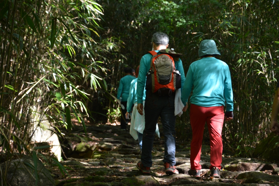 걷기대회에 참가한 부부가 손을 잡고 정답게 어머니의 길을 걷고있다
