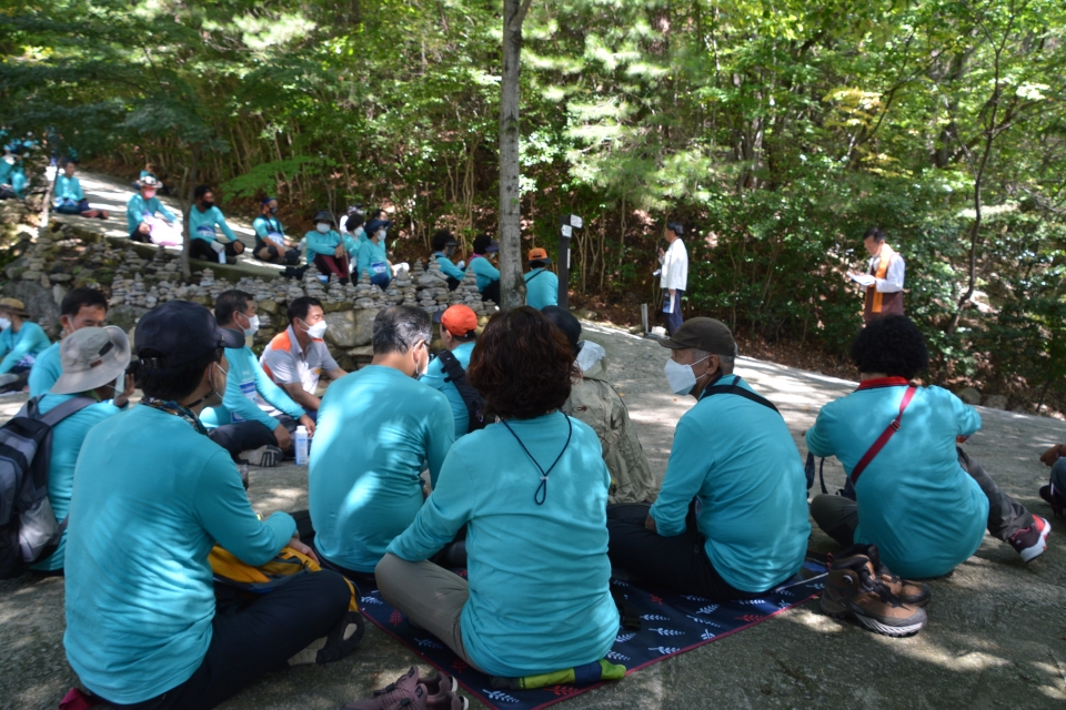 연기암에 오른 참가자들이 인문학 강의를 듣고있다