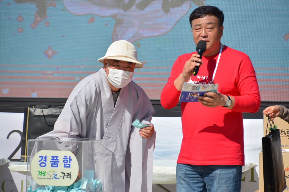 걷기대회를 마치고 부주지 우석스님이 경품을 추첨하고있다