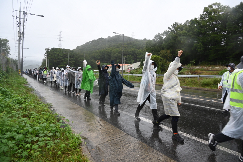 우중 행군 속에서도 서로 격려하며 걷는 순례단.