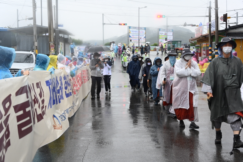 쏟아지는 빗줄기에도 천리순례단을 동화사 대중들이 맞이하고 있다.