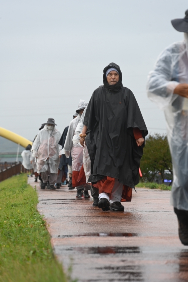 만행결사 회주 자승스님은 이날 행렬 중간에 서서 걸었다.