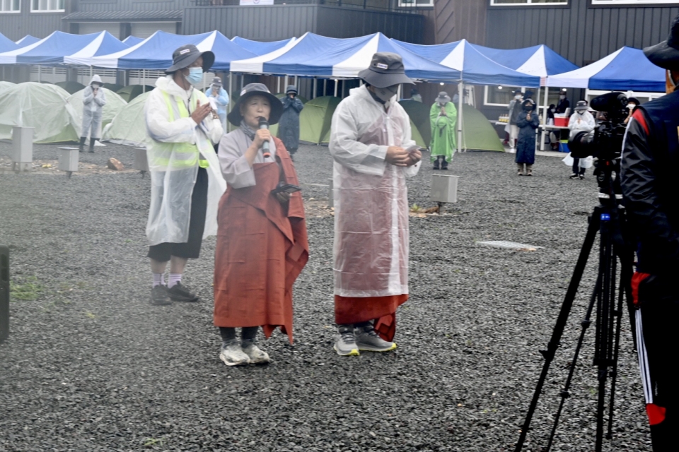 고창 마하사 주지 정혜스님이 12일차 순례 회향자리에서 축원기도를 올렸다.