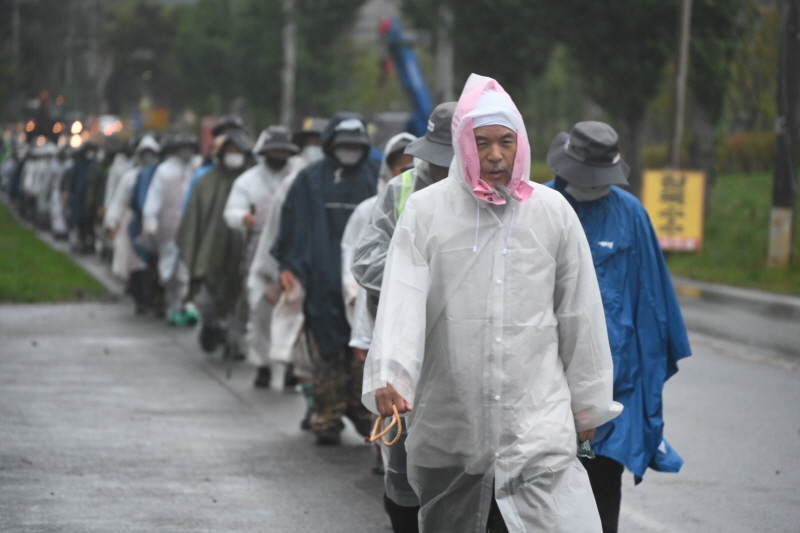 16일 100여 시간을 걸어온 상월선원 만행결사 회주 자승스님 어깨가 무거워 보인다.