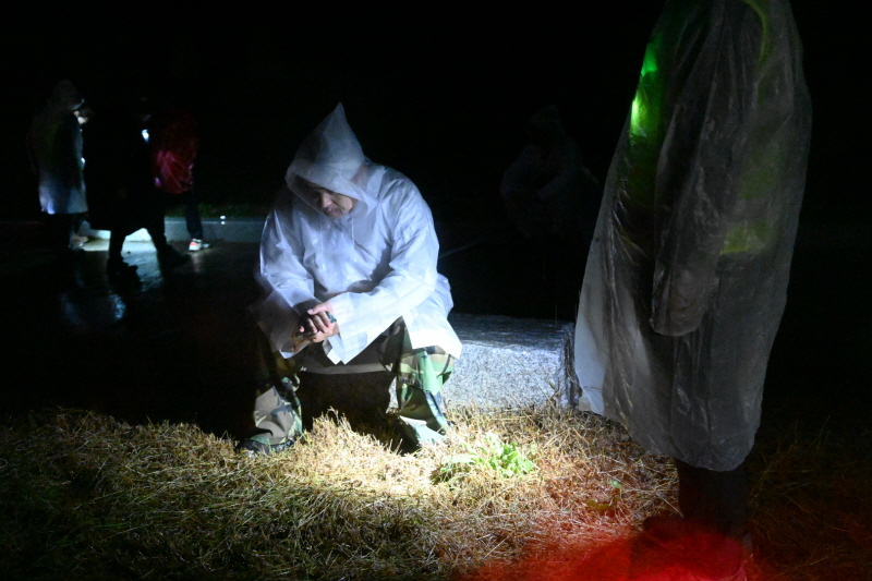 상월선원 만행결사 회주 자승스님이 시멘트 턱에 걸터 앉아 잠시 쉬고 있다. 비를 피할 길 없는 길 한가운데, 천리순례단을 이끄는 회주 자승스님 어깨가 무거워 보인다.