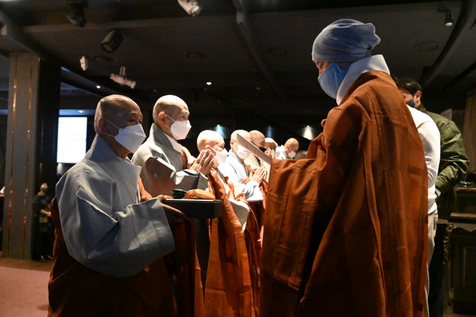 상월선원 회주 자승스님이 순례 참가대중 88명에게 완주증을 전달하고 있다.