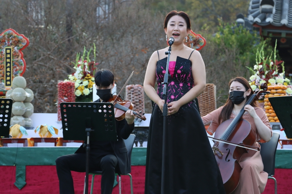 산사음악회 시간에 출연자의 노래가 가을 허공을 가르며 퍼지고 있다.