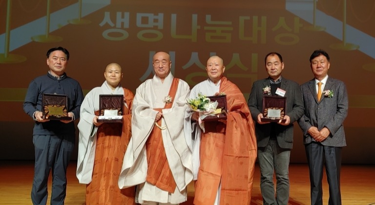 제12회 ‘난치병 이식대기자를 돕기 위한 자선음악회’에서 생명나눔 대상 수상자 수여 후  생명나눔실천본부 관계자와 수상자들의 모습.
