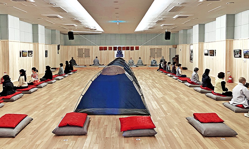 서울 수국사는 신축년 동안거에 템플스테이관을 선방으로 활용해 결제 중이다. 위례 상월선원 천막결사에 동참했던 호산스님과 무연스님, 재현스님 등 9명 스님이 방부를 들여 정진 중이다. 매주 토요일마다 사부대중에게 선원을 개방해 출재가가 함께 참선한다.