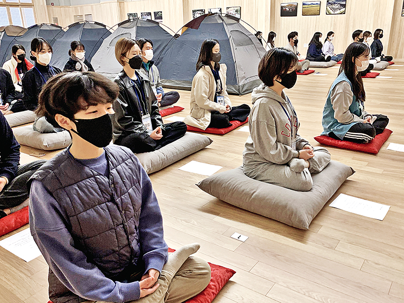 오후 정진을 함께 하는 스님과 재가자들. 상월청년회 회원 불자들이 입승 인성스님으로부터 좌선의 기초를 배우며 실습하는 모습.