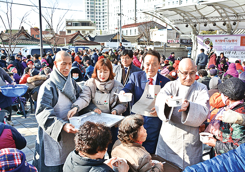 광주파라미타청소년협회가 2019년 동짓날 이웃에게 팥죽을 나눠주고 있다. 불교신문 자료사진