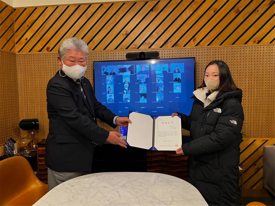 문홍식 체육인불자연합회장이 박민서 봉담중학교 피겨스케이팅 선수에게 장학증서를 수여하고 있다.