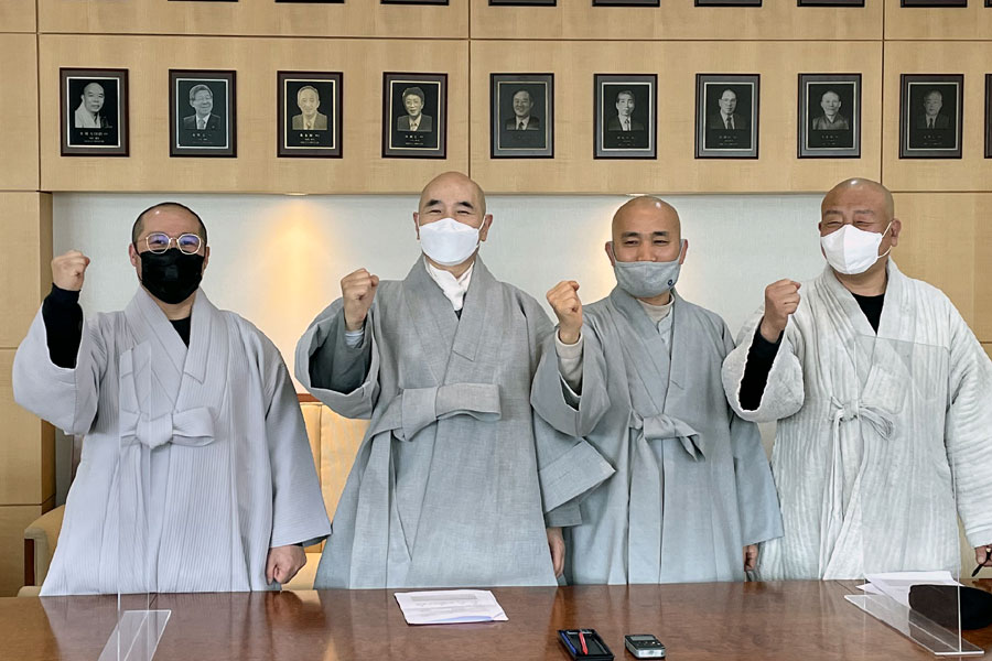 상월결사(회주 자승스님)는 올해 3월부터 '평화'를 테마로 교구를 순회하는 평화순례 정진을 시작한다. 3월23일 대흥사 순례를 앞두고 성공적 순례를 다짐하고 있다. 왼쪽부터 지객 원명스님, 중앙종회의원 설도스님, 총도감 호산스님, 중앙종회의원 설암스님.