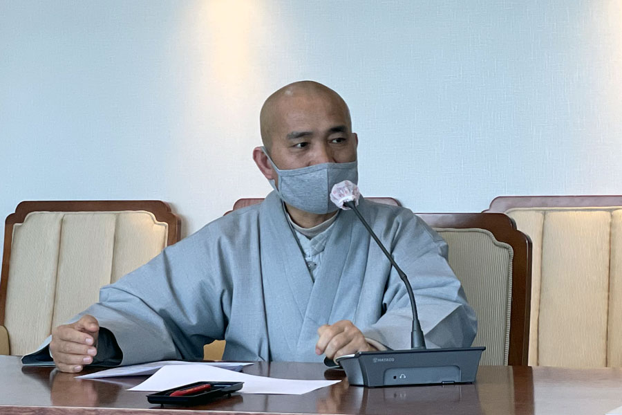 상월결사 지객 원명스님이 평화순례의 주요 경과와 일정을 소개하고 있다.