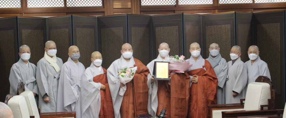 조계종 총무원장 원행스님은 3월16일 한국불교역사문화기념관에서 20년 주지 소임을 마무리한 계호스님에게 종정 표창을 수여했다. 진관사 주지 소임을 맡아 도량 면모를 일