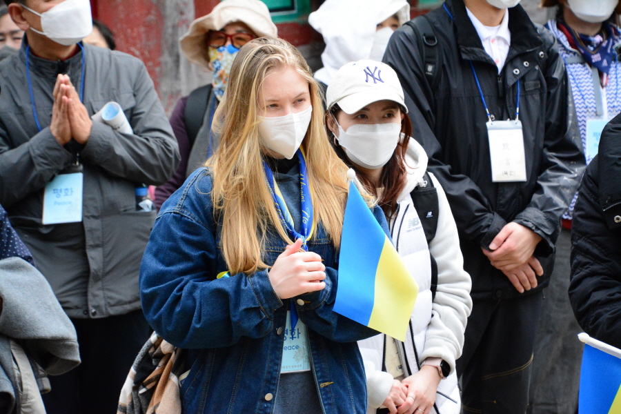 상월결사 평화순례 첫 시작은 유네스코 세계문화유산 대흥사다. 상월결사 회주 자승스님(사진 오른쪽)을 선두로 500여 명 참가자들이 걷기 순례에 나섰다. 사진 왼쪽으로 우크라이나 출신의 동참자가 보인다.
