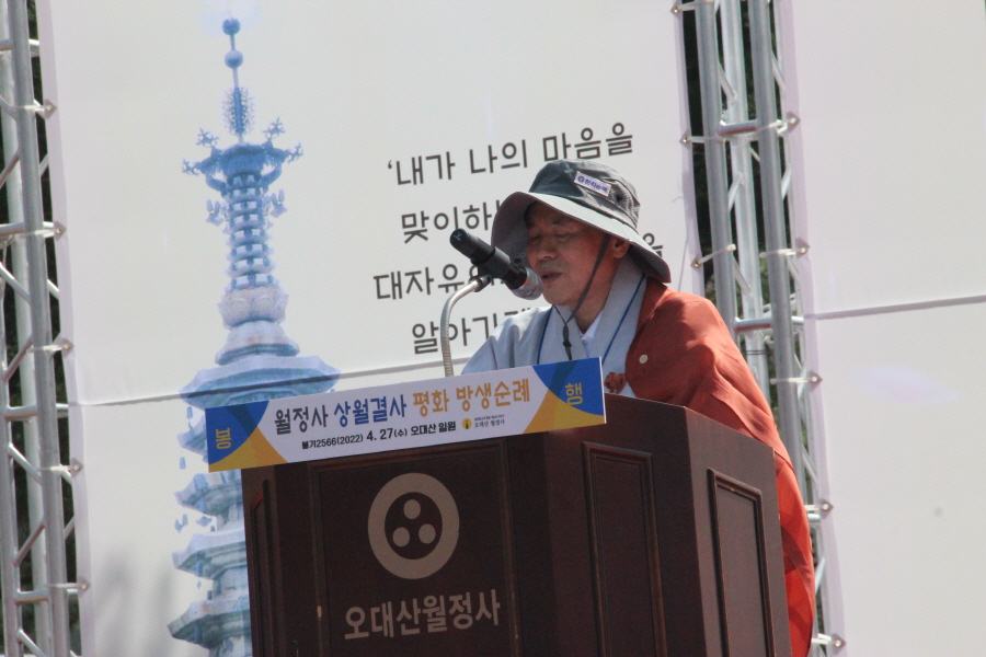 조계종 포교원장 범해스님이 회주 자승스님의 인사말을 대독하고 있다.