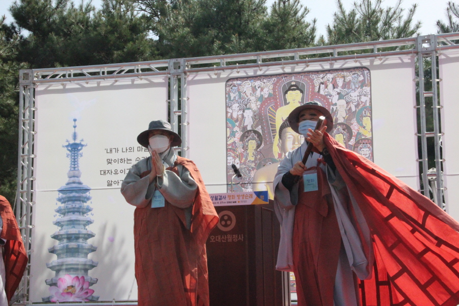 상월결사 회주 자승스님(사진 왼쪽)이 월정사 주지 정념스님에게 자비순례의 상징인 죽비를 전달했다.