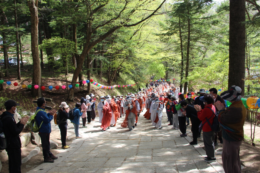 월정사 경내로 들어오는 순례 참가자들을 월정사 대중들이 반갑게 맞이했다.