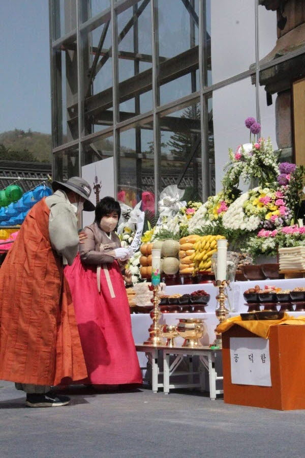 월정사에서 거행된 한암대종사 탄신 다례재에서 헌화 헌향하는 회주 자승스님.