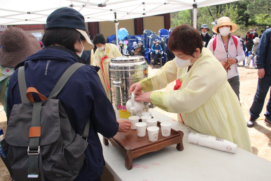 월정사는 순례 참가자들에게 차 공양과 선물 증정 등으로 따뜻하게 환대했다.