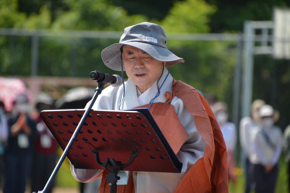 상월결사 회주 자승스님의 순례인사를 포교원장 범해스님이 대독하고있다