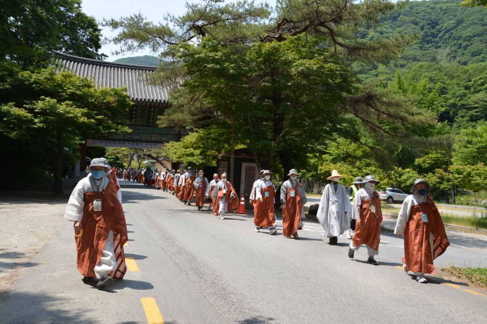백양사 일주문을 지나고있는 평화방생순례단