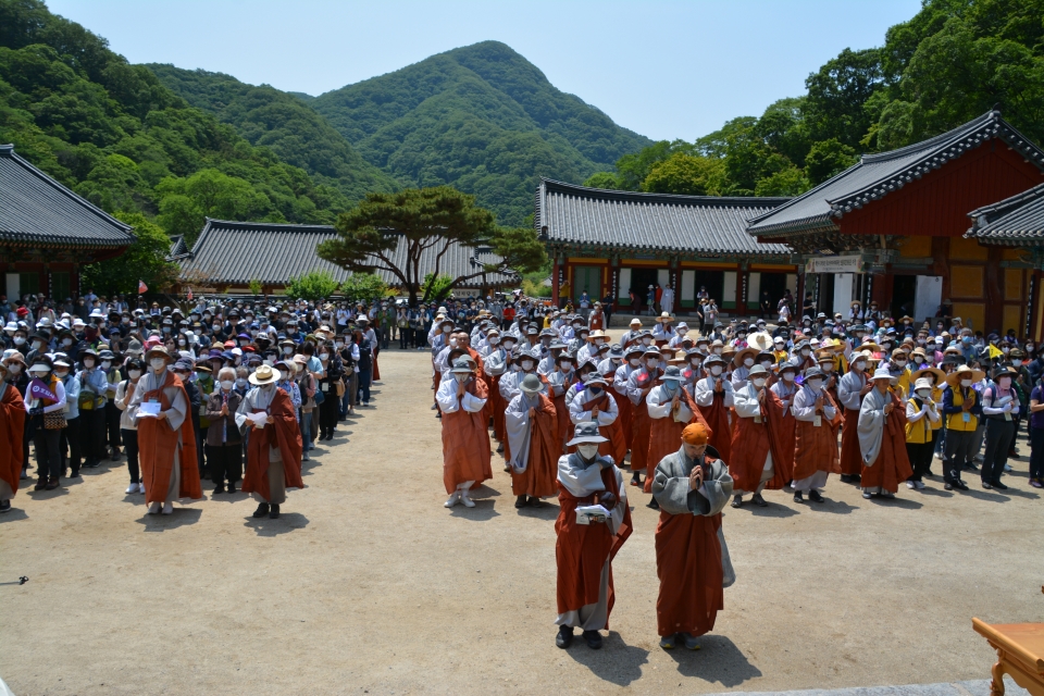 백양사 대웅전 앞마당에서 평화방생 축원을 하고있다