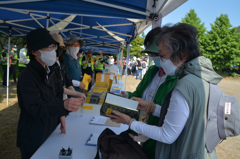 동국대 출판문화원은 5월25일 제18교구본사 백양사에서 열린 상월선원 만행결사 평화순례 입재식에 '불교성전' 부스를 마련하고 사부대중에게 홍보활동을 펼쳤다.
