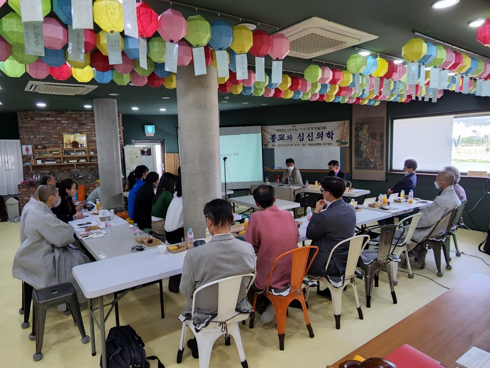 한국불교상담학회가 5월28일 개최한 춘계학술대회는 방역단계 조정에 따라 대면및 비대면을 겸해 열렸다.
