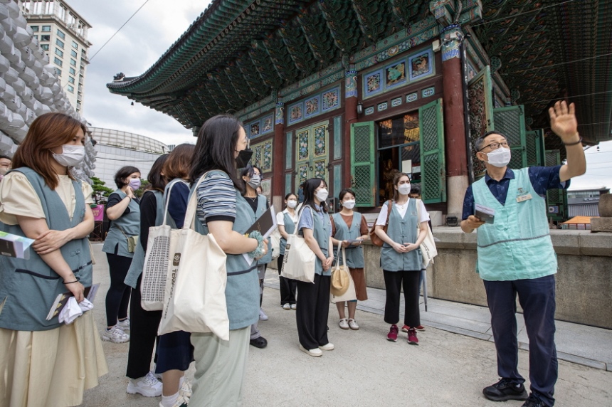 조계사 경내를 탐방하면서 설명을 듣고 있는 한국학중앙연구원 외국인 대학원생들.