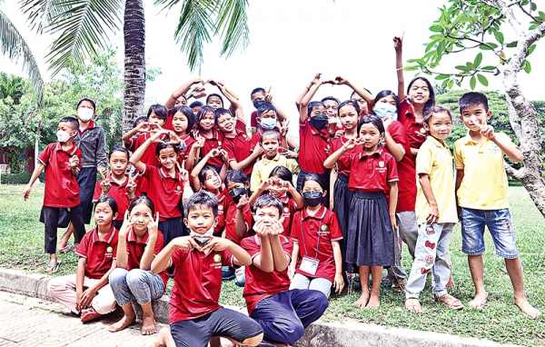 로터스월드 캄보디아지부 아동센터 방과 후 교실 아이들 모습.